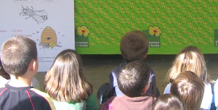 enfants attentifs dans une ferme pédagogique Bienvenue à la Ferme